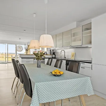 Front In With Kitchen Assens