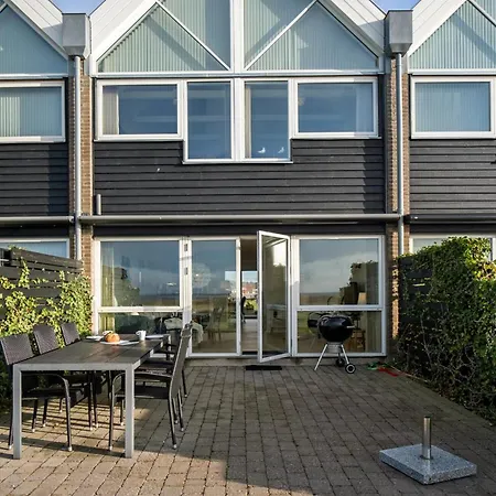Front In With Kitchen * Assens