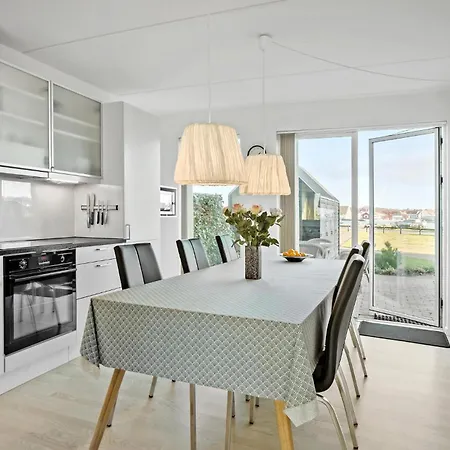 Front In With Kitchen *