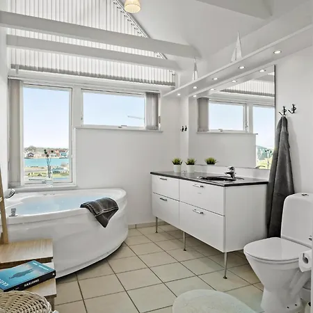 Holiday home Front In With Kitchen